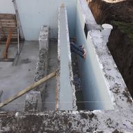 Styropool bouwblokken voorzien van bewapend beton