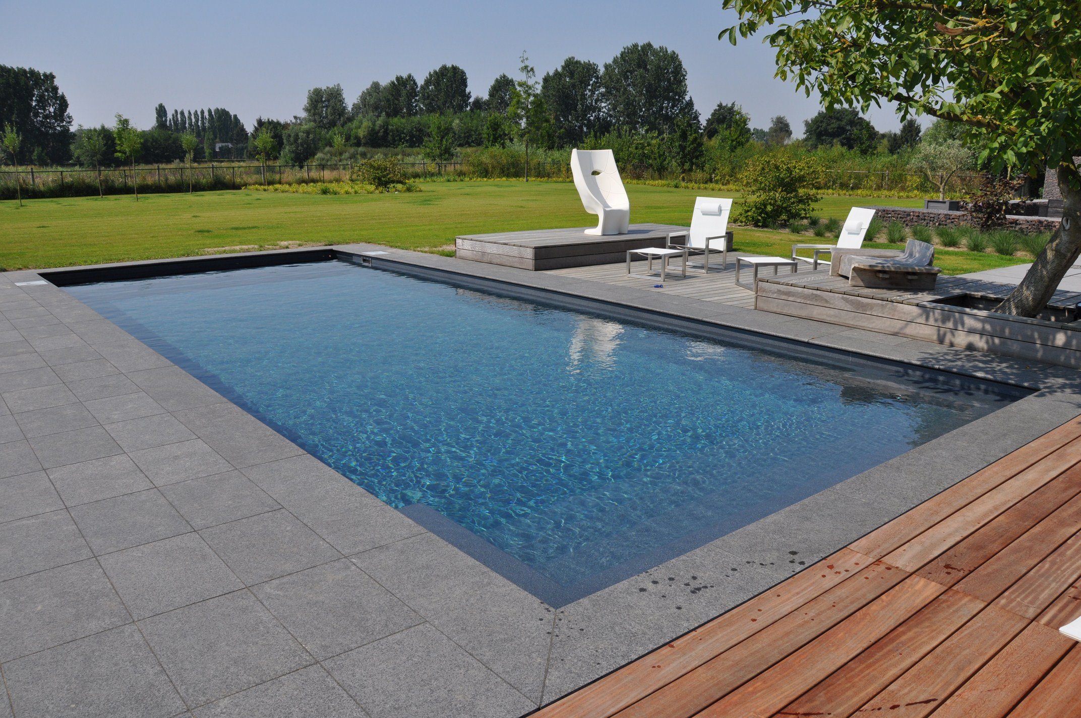 Nat bed afgunst Uitgebreid gamma zwembaden aanleg. Prefab- epoxy- keramisch-polyester-  beton- hout